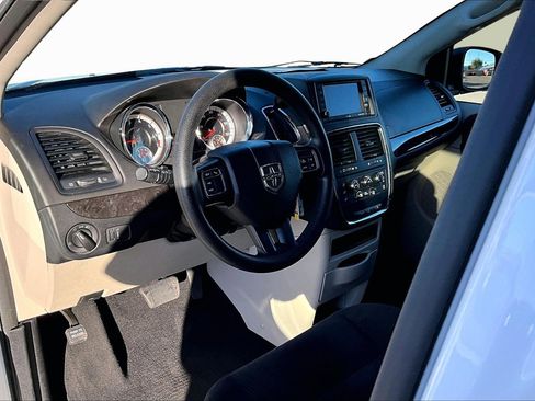 Used 2018 Dodge Grand Caravan SE w/ UConnect Hands-Free Group image 12