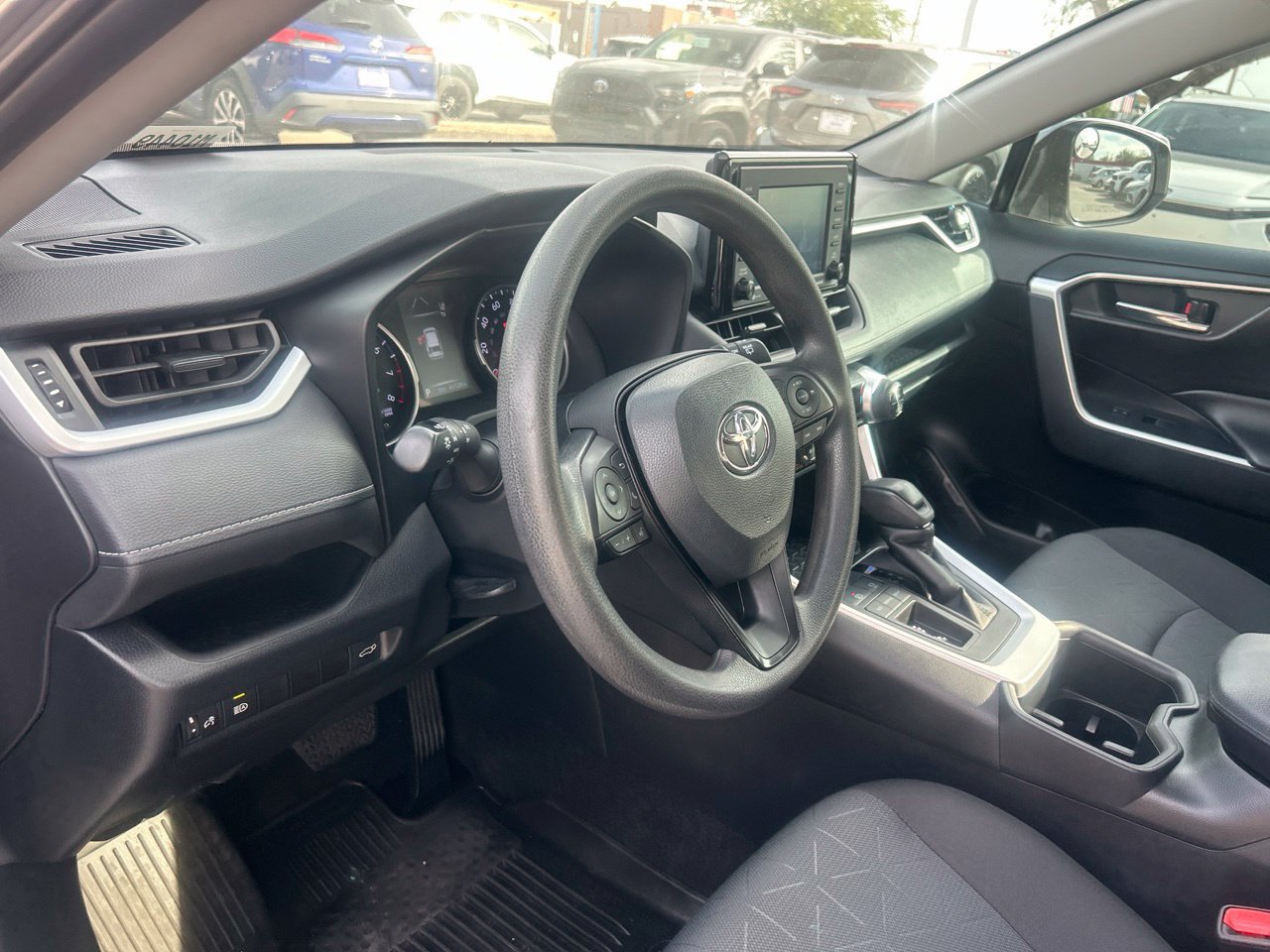 Used 2022 Toyota RAV4 XLE w/ Convenience Package FWD image 5