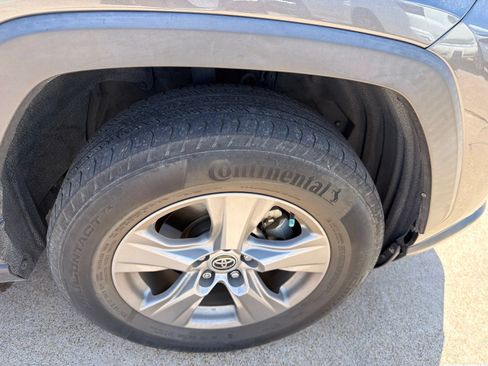 Used 2022 Toyota RAV4 XLE AWD/4WD image 19
