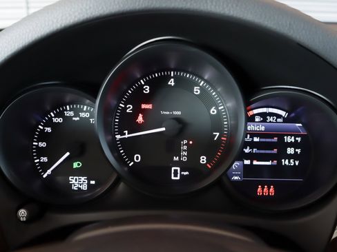 Certified 2025 Porsche Macan image 14