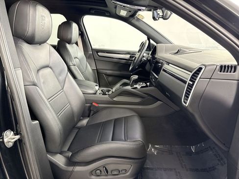 Certified 2023 Porsche Cayenne Platinum Edition image 24