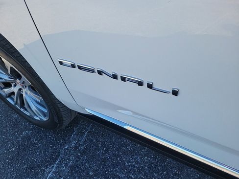 Used 2021 GMC Yukon Denali w/ Denali Premium Package image 10