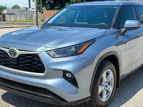 Used 2023 Toyota Highlander LE AWD/4WD image 9
