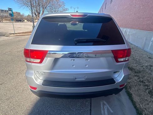 Used 2011 Jeep Grand Cherokee Laredo image 3