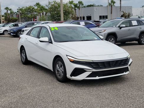 Used 2024 Hyundai Elantra SE FWD image 2