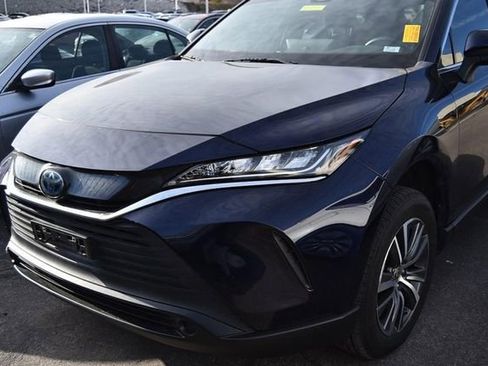 Used 2022 Toyota Venza LE image 3