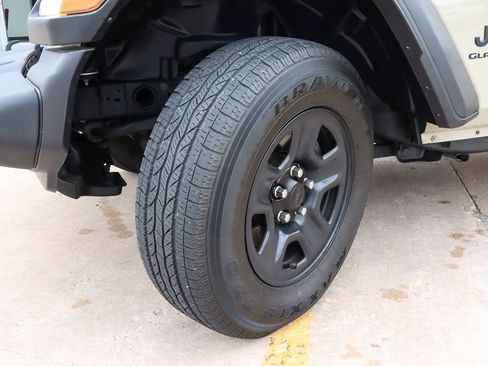 Used 2020 Jeep Gladiator Sport image 18