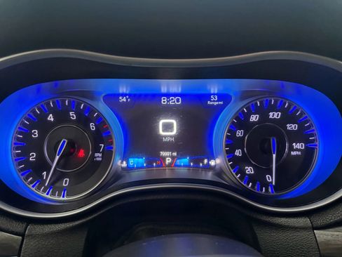 Used 2018 Chrysler 300 Touring w/ Chrome Appearance Package image 10