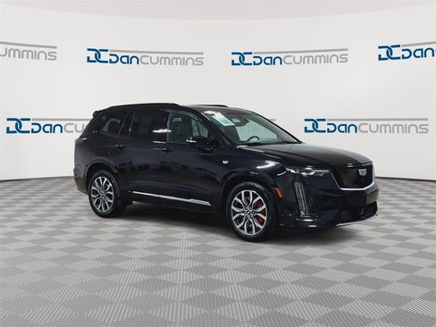 Used 2023 Cadillac XT6 Sport w/ Technology Package image 2