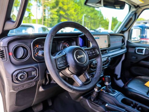Used 2025 Jeep Wrangler Unlimited Rubicon AWD/4WD image 13