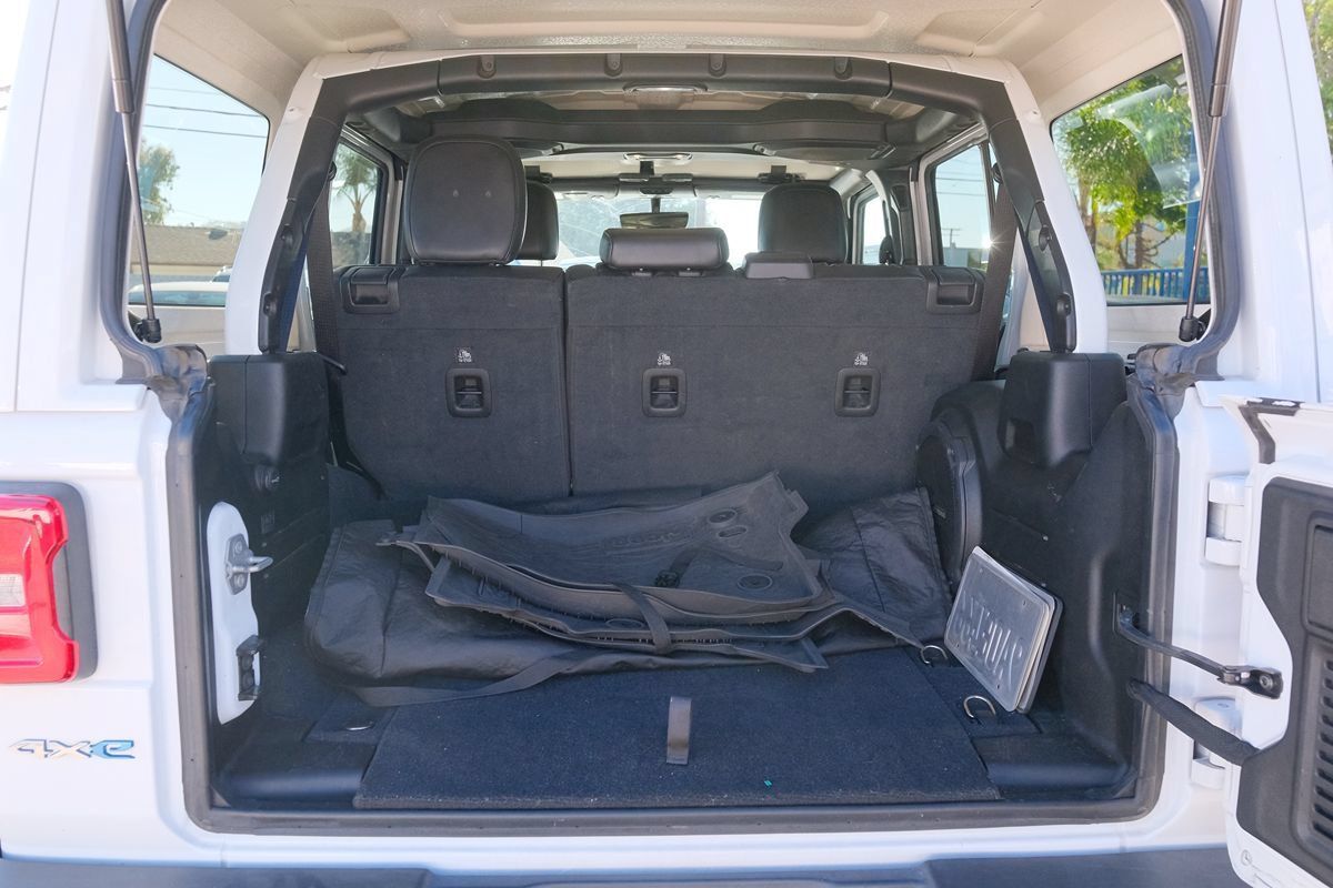 Used 2022 Jeep Wrangler Unlimited Sahara w/ Cold Weather Group AWD/4WD image 34