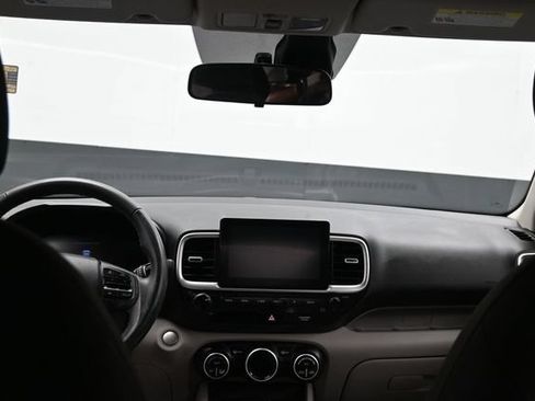 Used 2024 Hyundai Venue SEL FWD image 18