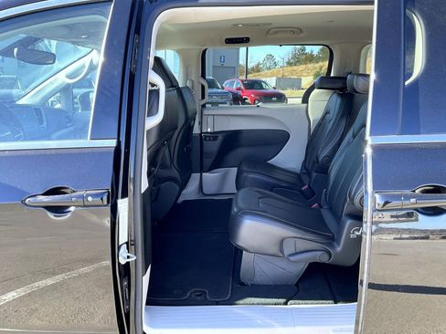 Used 2024 Chrysler Pacifica Touring-L image 22