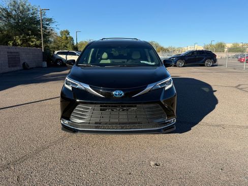 Used 2025 Toyota Sienna Platinum image 2