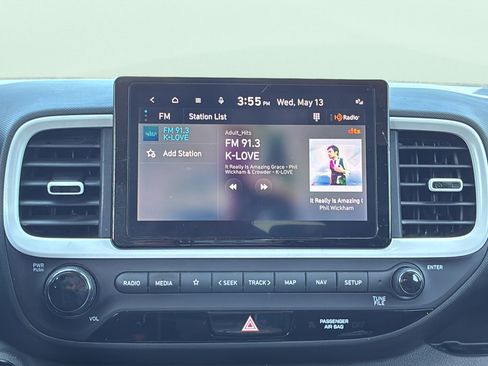 Used 2023 Hyundai Venue Limited FWD image 17
