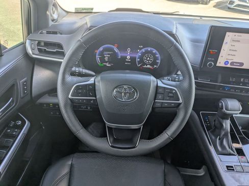 Used 2025 Toyota Sienna Platinum FWD image 27