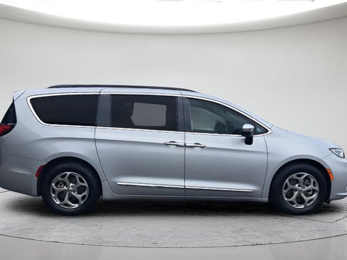 Used 2023 Chrysler Pacifica Limited FWD image 2