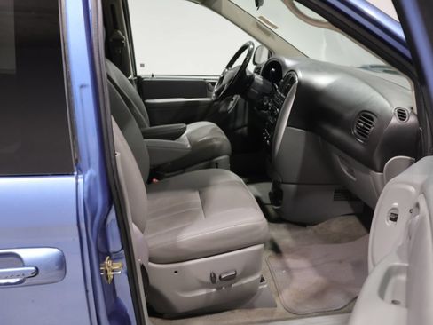 Used 2007 Chrysler Town & Country Touring w/ Leather Interior Group FWD image 19