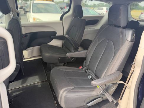 Used 2018 Chrysler Pacifica LX FWD image 9