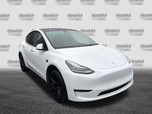 Used 2022 Tesla Model Y Long Range image 6