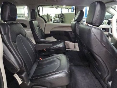 Used 2024 Chrysler Pacifica Touring-L image 37