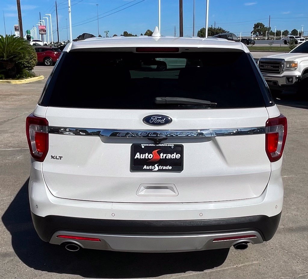 Used 2017 Ford Explorer XLT w/ Equipment Group 202A FWD image 6