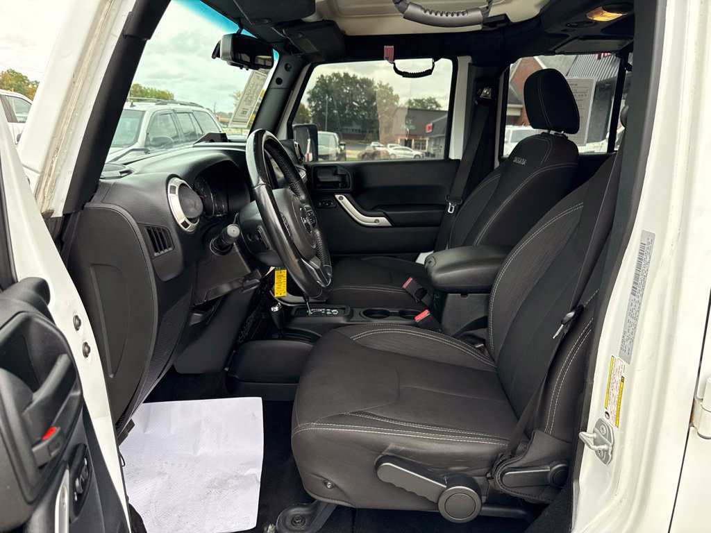 Used 2018 Jeep Wrangler Unlimited Sahara w/ Connectivity Group AWD/4WD image 27