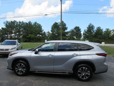 Used 2023 Toyota Highlander XLE FWD image 7