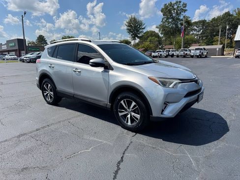 Used 2016 Toyota RAV4 XLE AWD/4WD image 4
