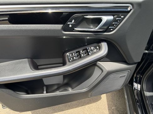 Used 2022 Porsche Macan AWD/4WD image 17
