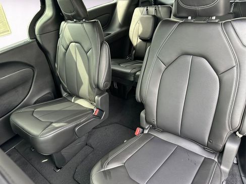 New 2026 Chrysler Pacifica Limited FWD image 13