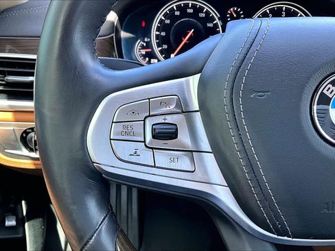 Used 2019 BMW 750i image 22