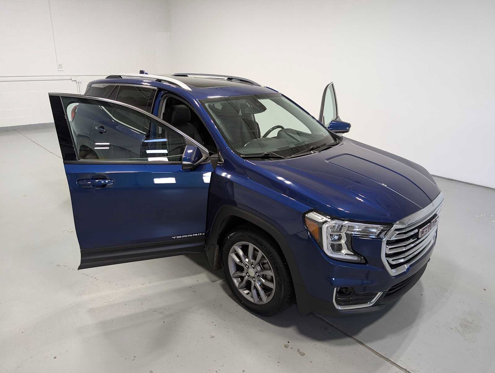 Used 2022 GMC Terrain SLT w/ Tech Package AWD/4WD image 16