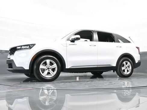 Used 2023 Kia Sorento LX image 48