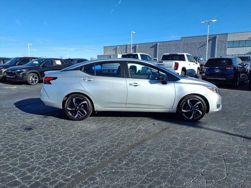 Used 2024 Nissan Versa SR image 2