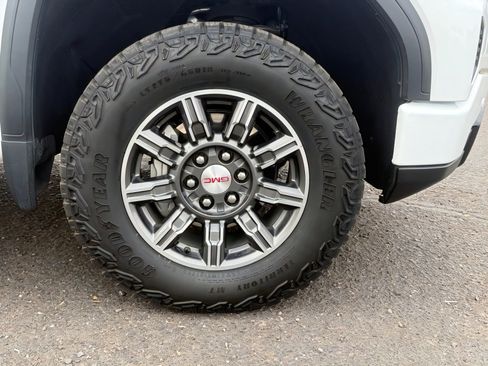 Used 2024 GMC Sierra 1500 AT4 w/ Technology Package image 9