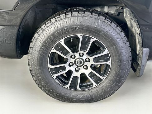 Used 2020 Nissan Titan SV w/ SV Convenience Package image 11