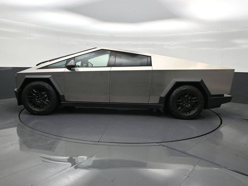 Used 2024 Tesla Cybertruck AWD Crew Cab image 2
