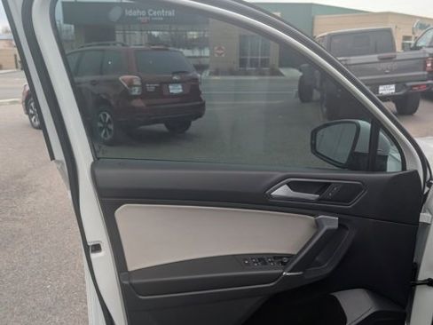 Used 2018 Volkswagen Tiguan SE w/ 3rd Row Seat Package image 27