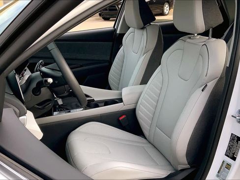 Certified 2025 Hyundai Elantra Limited image 7