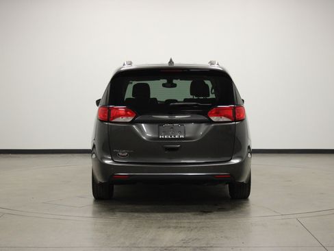 Used 2017 Chrysler Pacifica Touring-L image 7