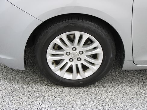 Used 2015 Toyota Sienna XLE Premium FWD image 11