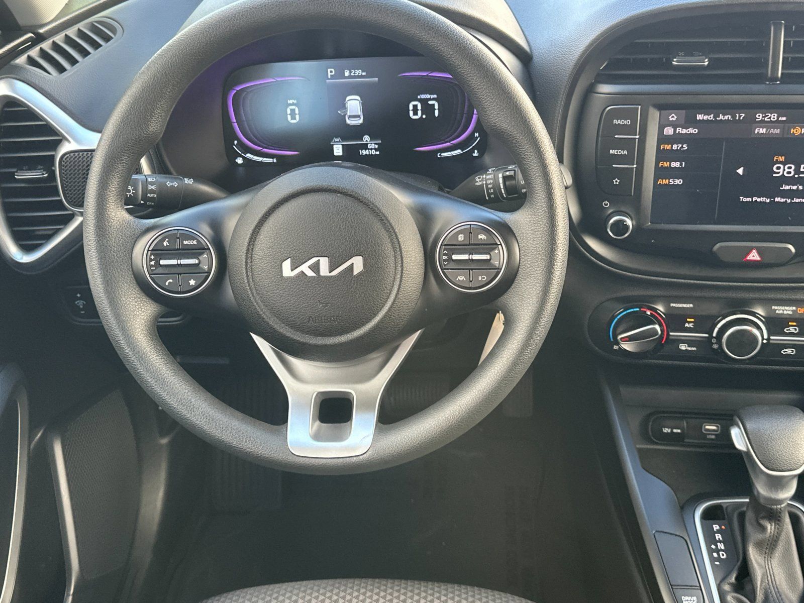 Used 2025 Kia Soul LX w/ LX Technology Package FWD image 14