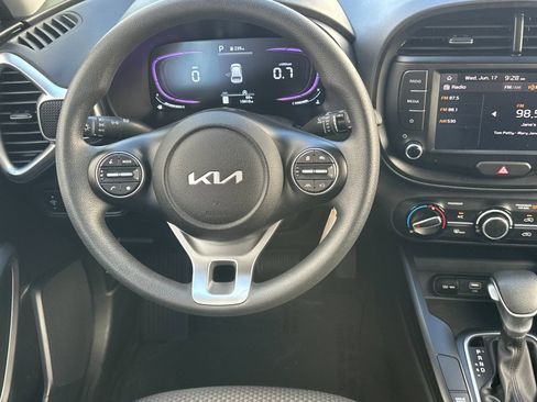 Used 2025 Kia Soul LX w/ LX Technology Package FWD image 14