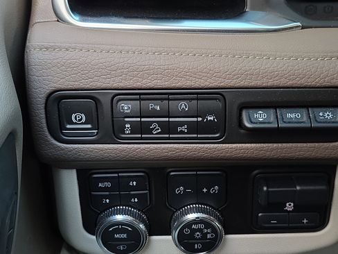 Used 2024 GMC Yukon Denali w/ Denali Reserve Package image 31