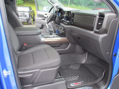 Used 2025 Chevrolet Silverado 1500 LT Trail Boss w/ Convenience Package II AWD/4WD image 16