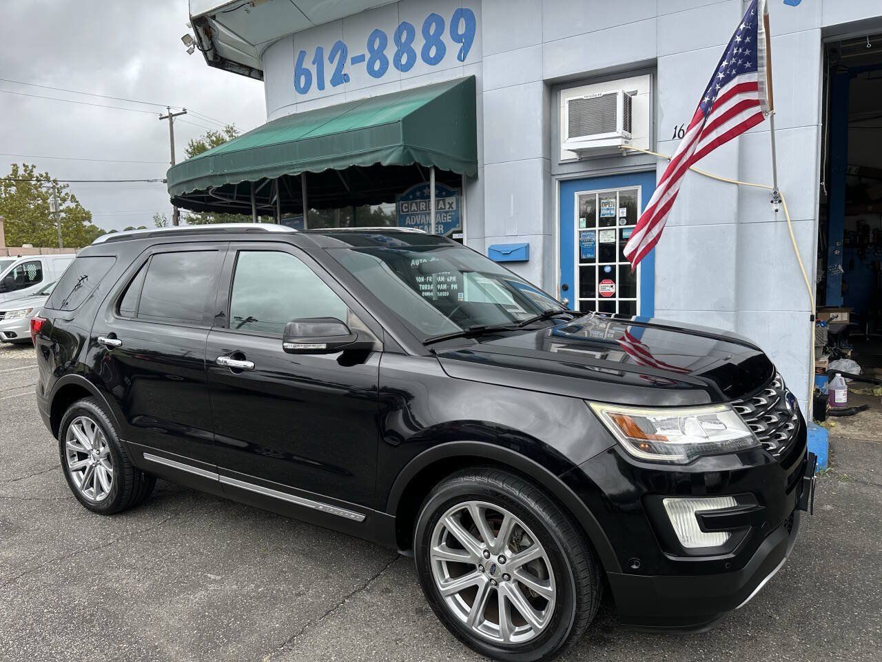Used 2017 Ford Explorer Limited w/ Equipment Group 301A AWD/4WD image 4