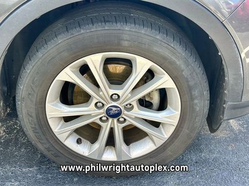 Used 2017 Ford Escape SE w/ Equipment Group 201A image 4