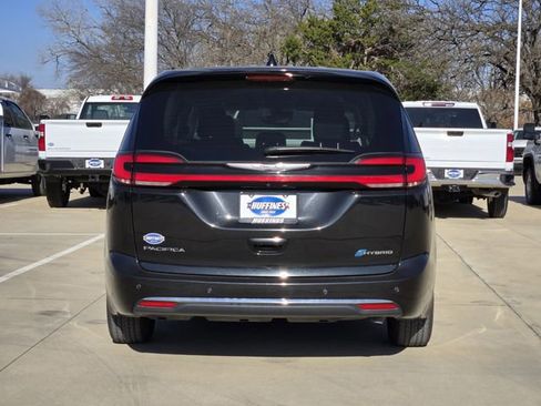 Used 2024 Chrysler Pacifica Select image 6