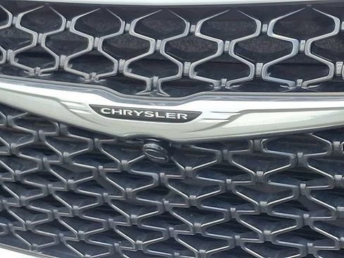 Used 2024 Chrysler Pacifica Touring-L FWD image 30